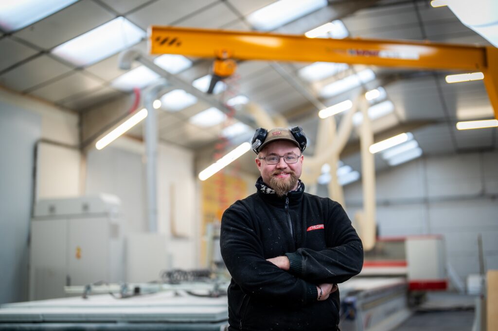operateur machine decoupe numerique atelier