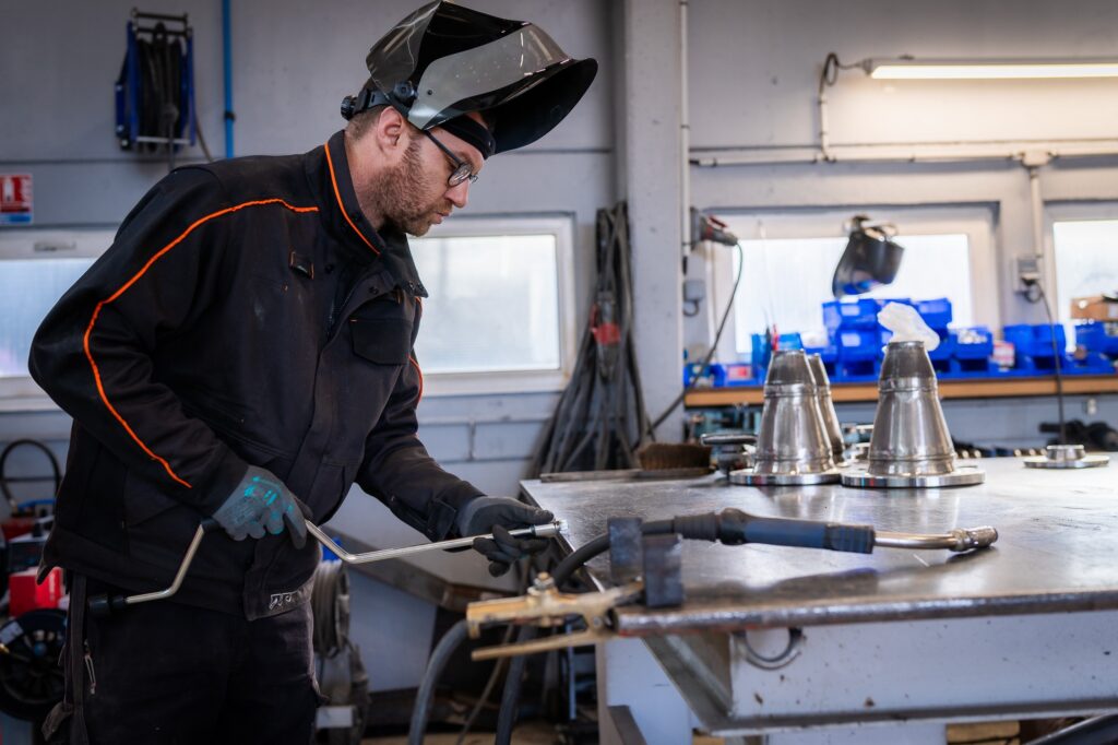 soudeur travail metal atelier
